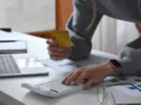 Cartão de crédito: entenda como são calculados os juros, que chegam a 455% ao ano